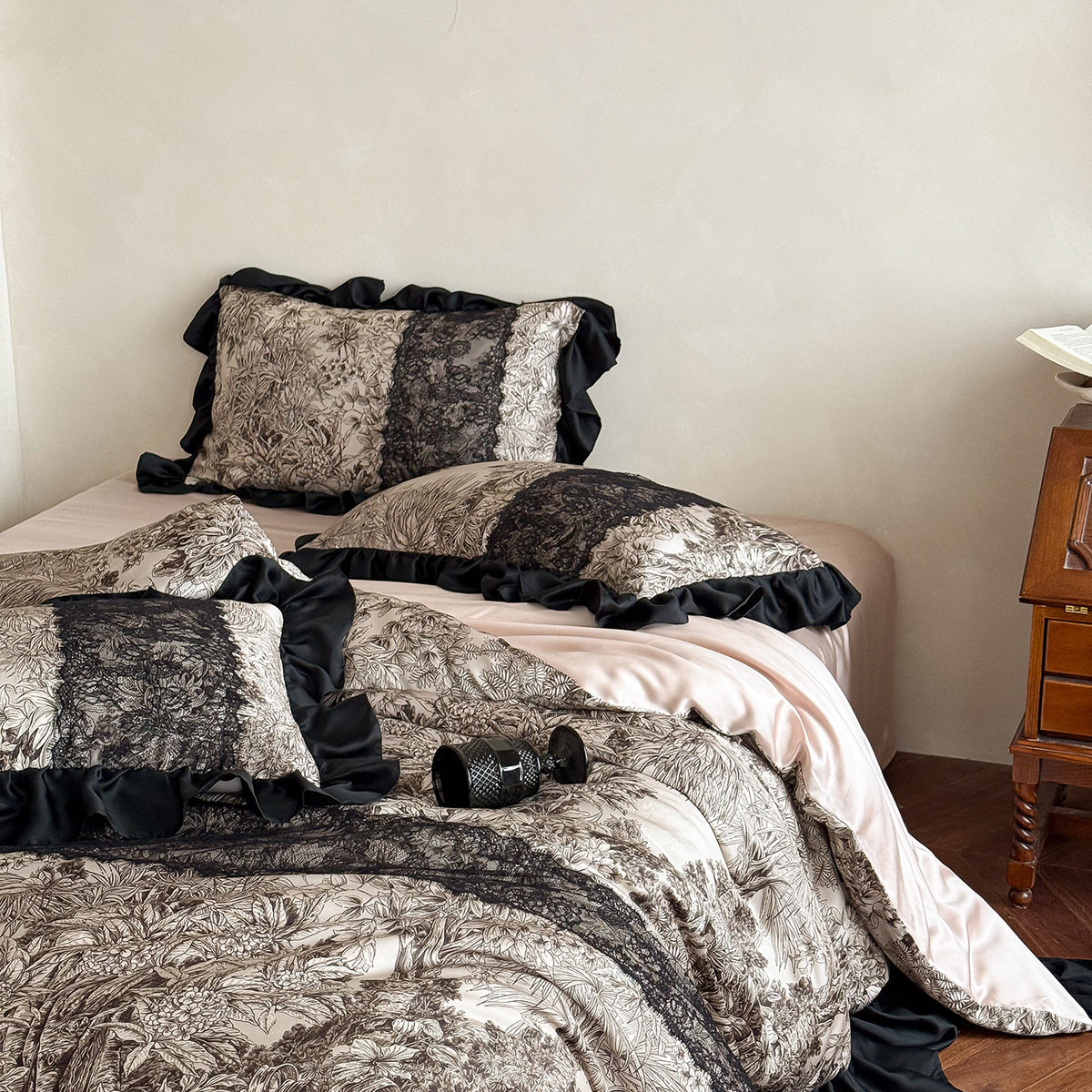 Luxuriöses Satin-Bettwäsche-Set mit Rüschenabschluss und detailreichem Toile-de-Jouy-Print Brehn