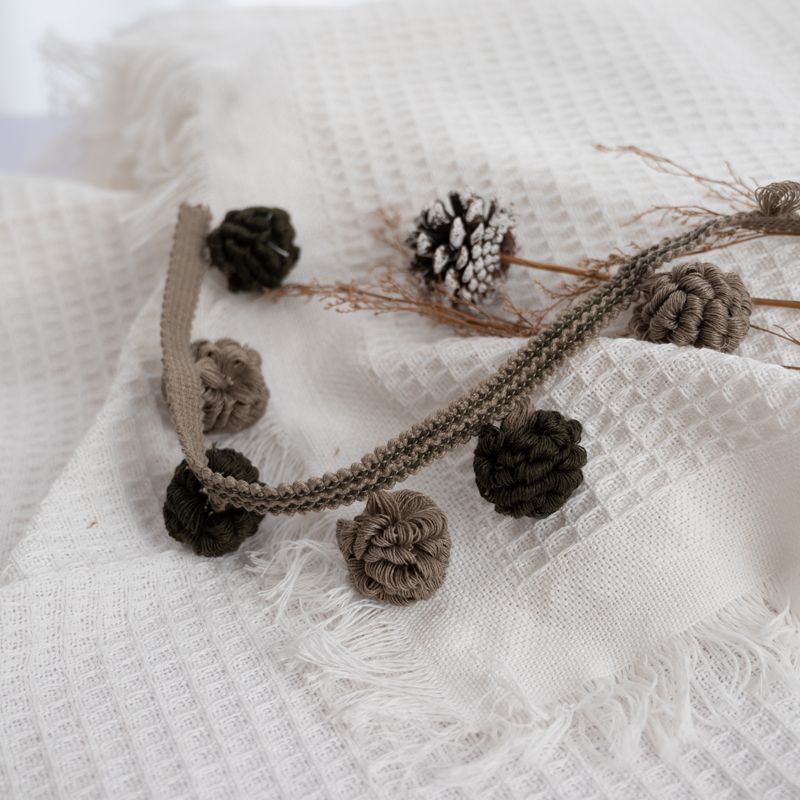 Dekorative Bordüre mit Pompons Brehn