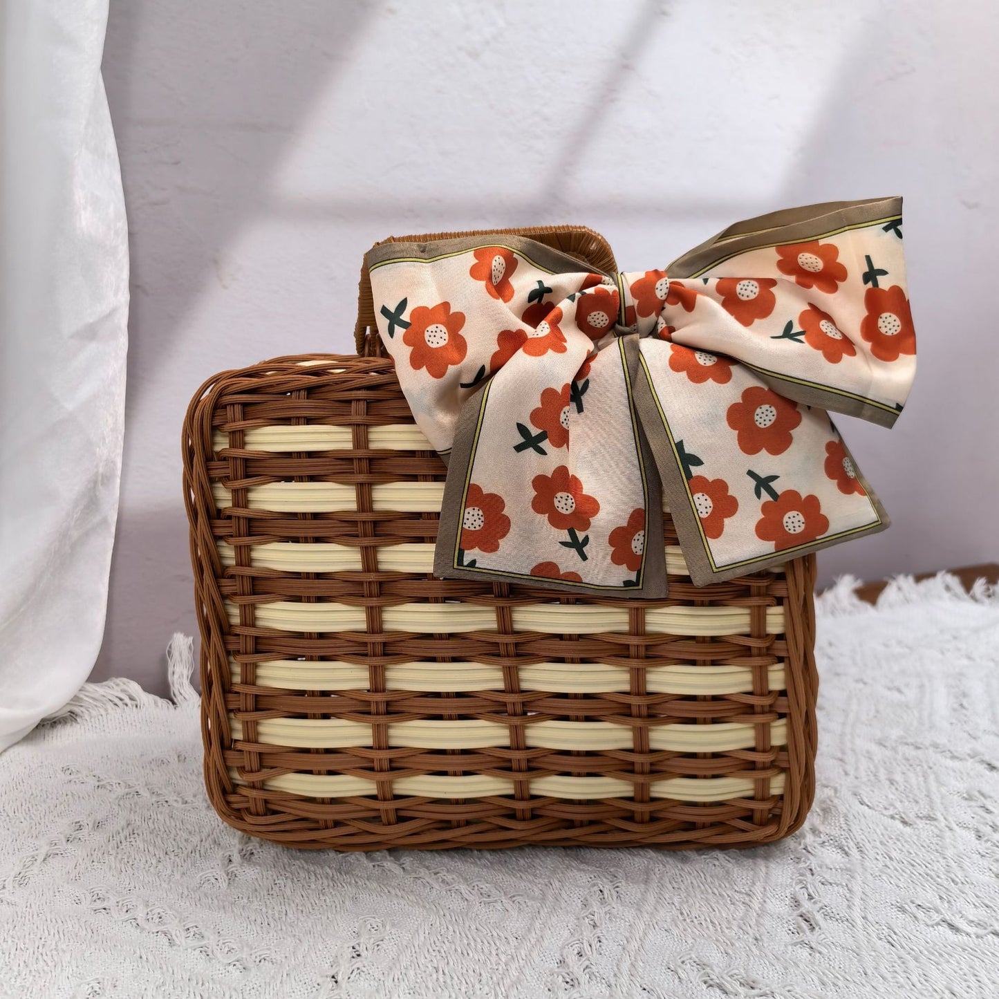 Damen eleganter Handtasche aus geflochtenem Material Brehn