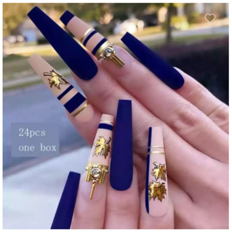 Kunstnagelset mit elegantem Laubdesign und mattem Finish Brehn