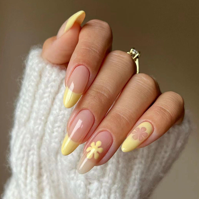 Kunstvolle Gel-Nägel mit floralen Designs Brehn