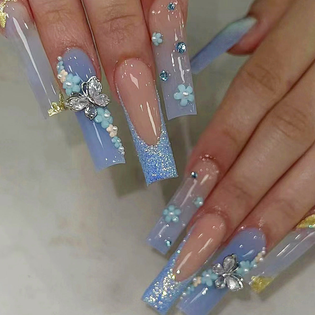 Kunstvolle Acryl-Nägel mit Blüten- und Glitzer-Design Brehn