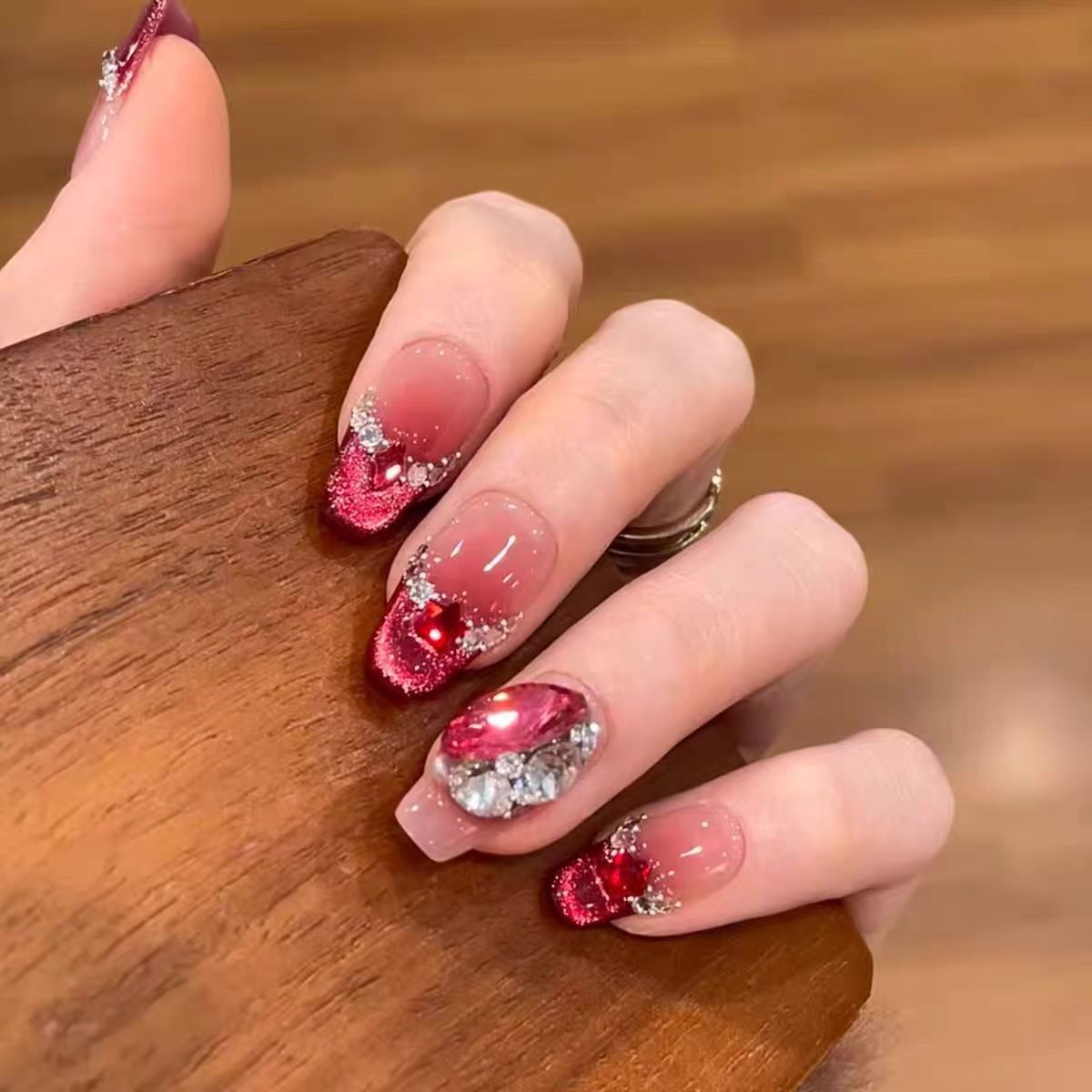 Dekorative Stiletto Press-On Nägel mit eleganten Details Brehn