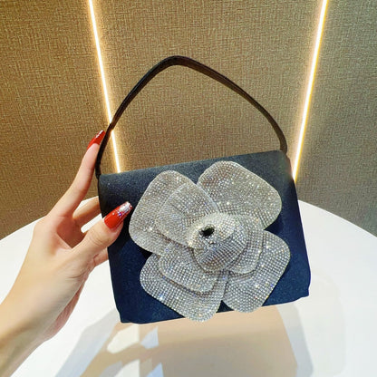 Blumengesteckte Abendtasche mit Strassverzierung