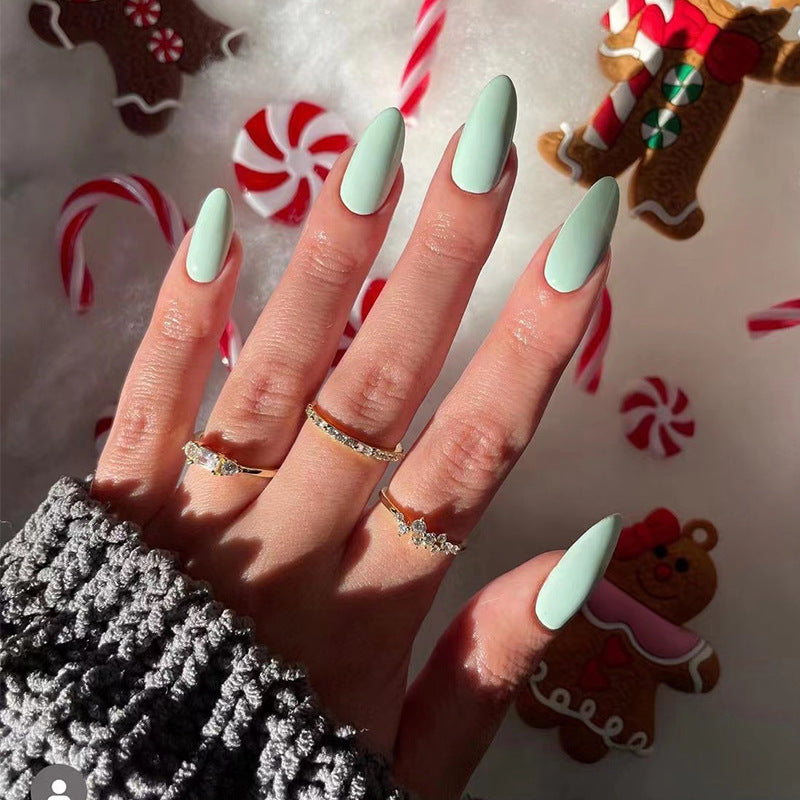 Kunstvolle Nageldesigns mit mattem Finish und elegantem Stiletto Brehn