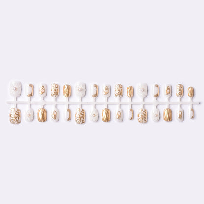 Elegantes Press-On Nagelkunstset mit goldenen Details Brehn