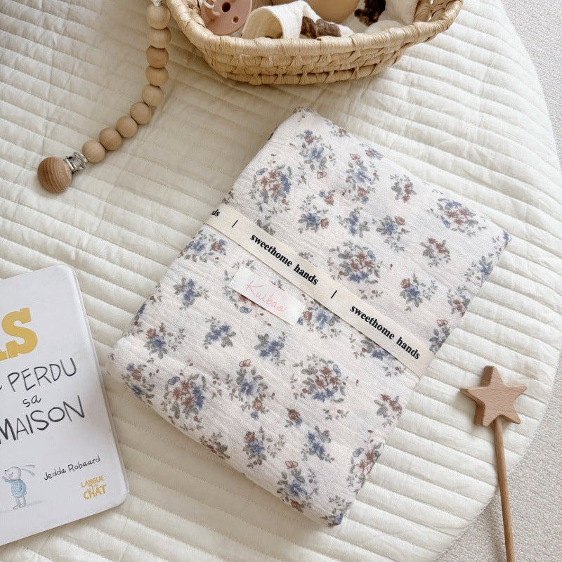 Unisex Musselin-Decke mit zartem Blumendesign und eleganten Rüschen Brehn