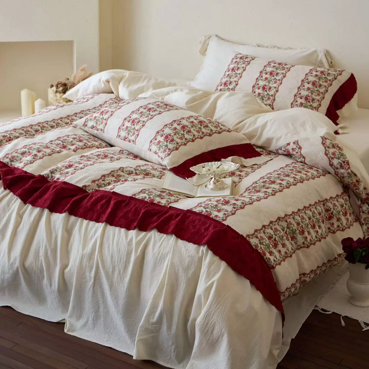 Patchwork-gestreiftes floral gesteppte Bettbezug-Set mit Rüschen Saum & Umschlagkissenbezüge