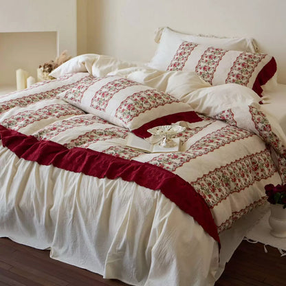 Patchwork-gestreiftes floral gesteppte Bettbezug-Set mit Rüschen Saum & Umschlagkissenbezüge
