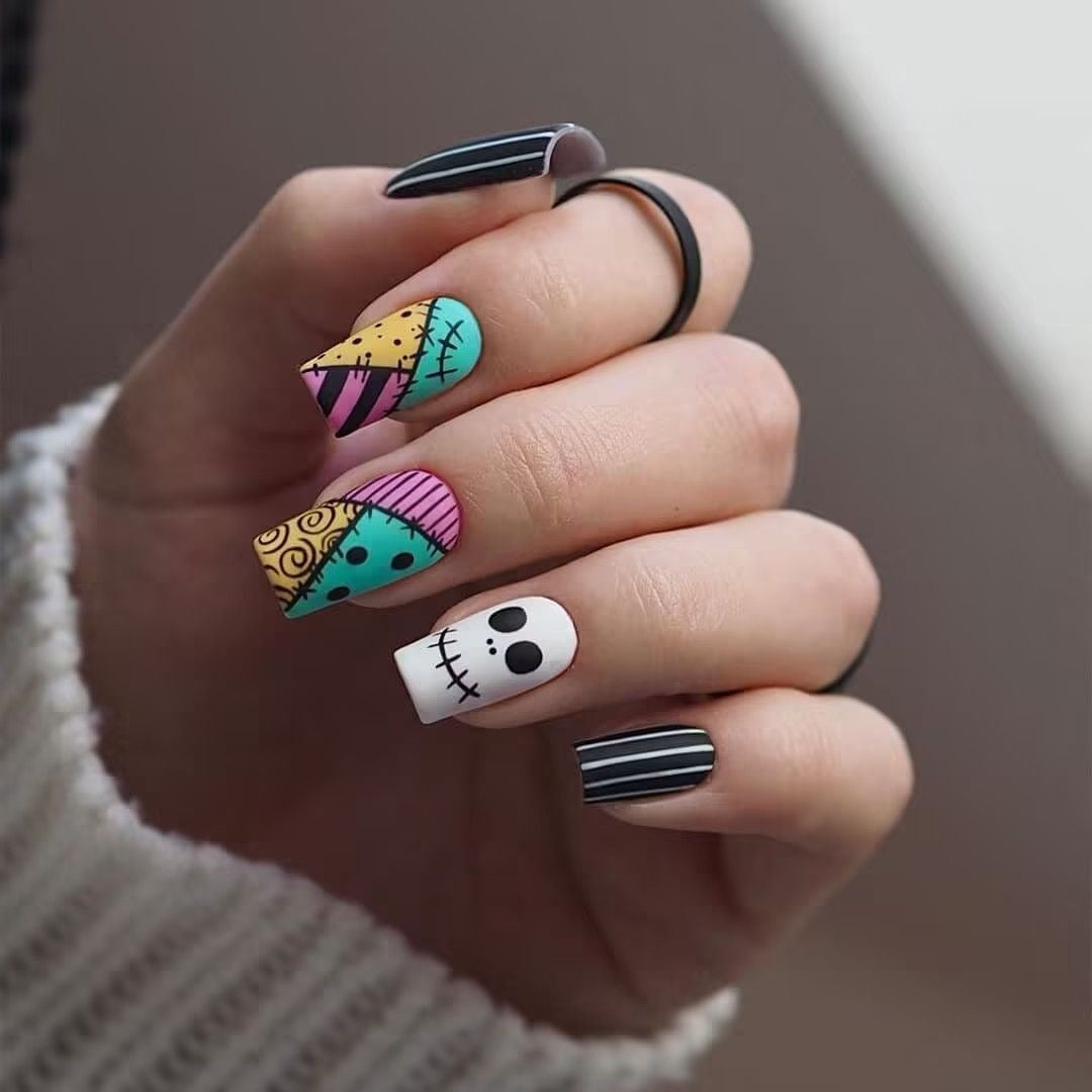 Kreatives Kunstnagelset mit fantasievollen Halloween-Motiven Brehn
