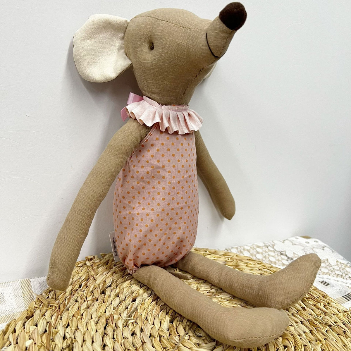Handgemachte Leinen-Hase Weiche Stoffpuppe mit besticktem Latzkleid