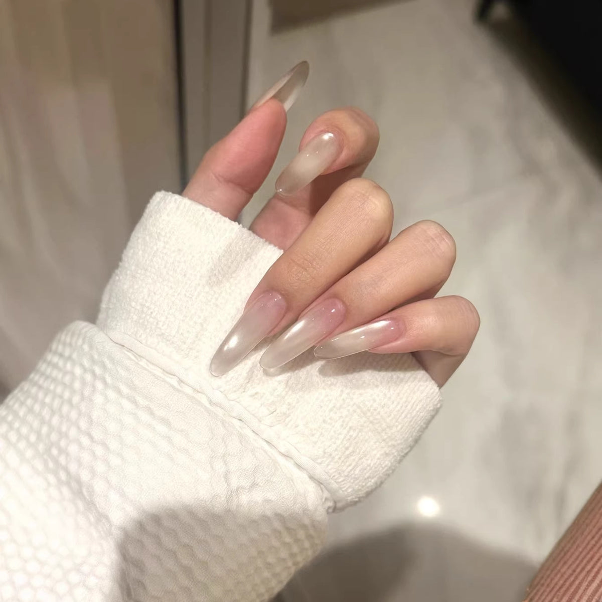 Lange mandelförmige Nagelverlängerungen