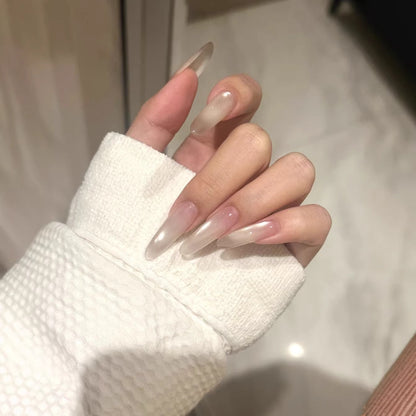 Lange mandelförmige Nagelverlängerungen