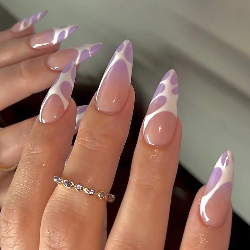 Kunstvolle Nagelspitzen mit elegantem Muster Brehn