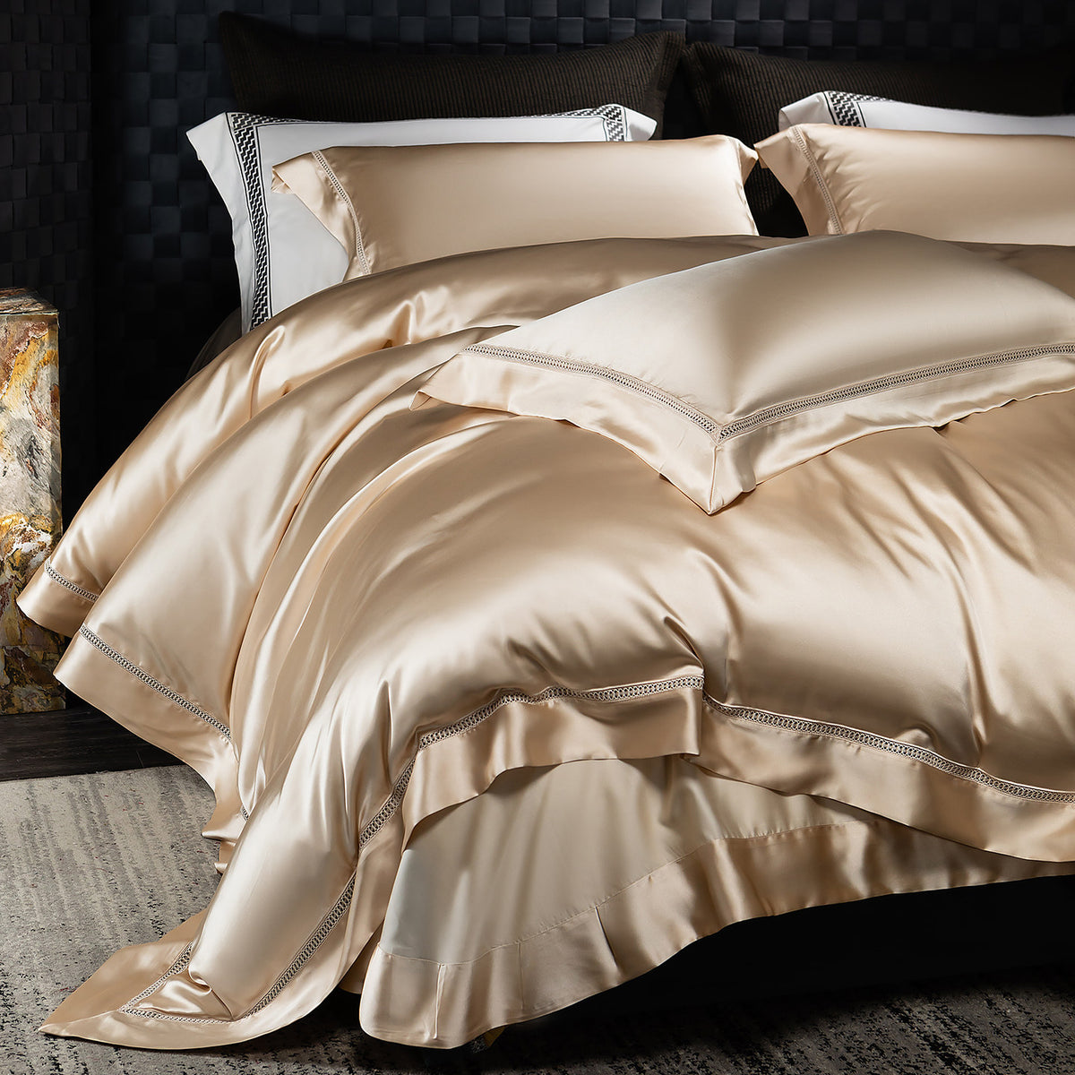 Luxuriöses Satin-Bettbezug-Set mit Maulbeergefühl und venezianischem Spitzen-Einsatz sowie tiefen Flanschen Kissenbezügen