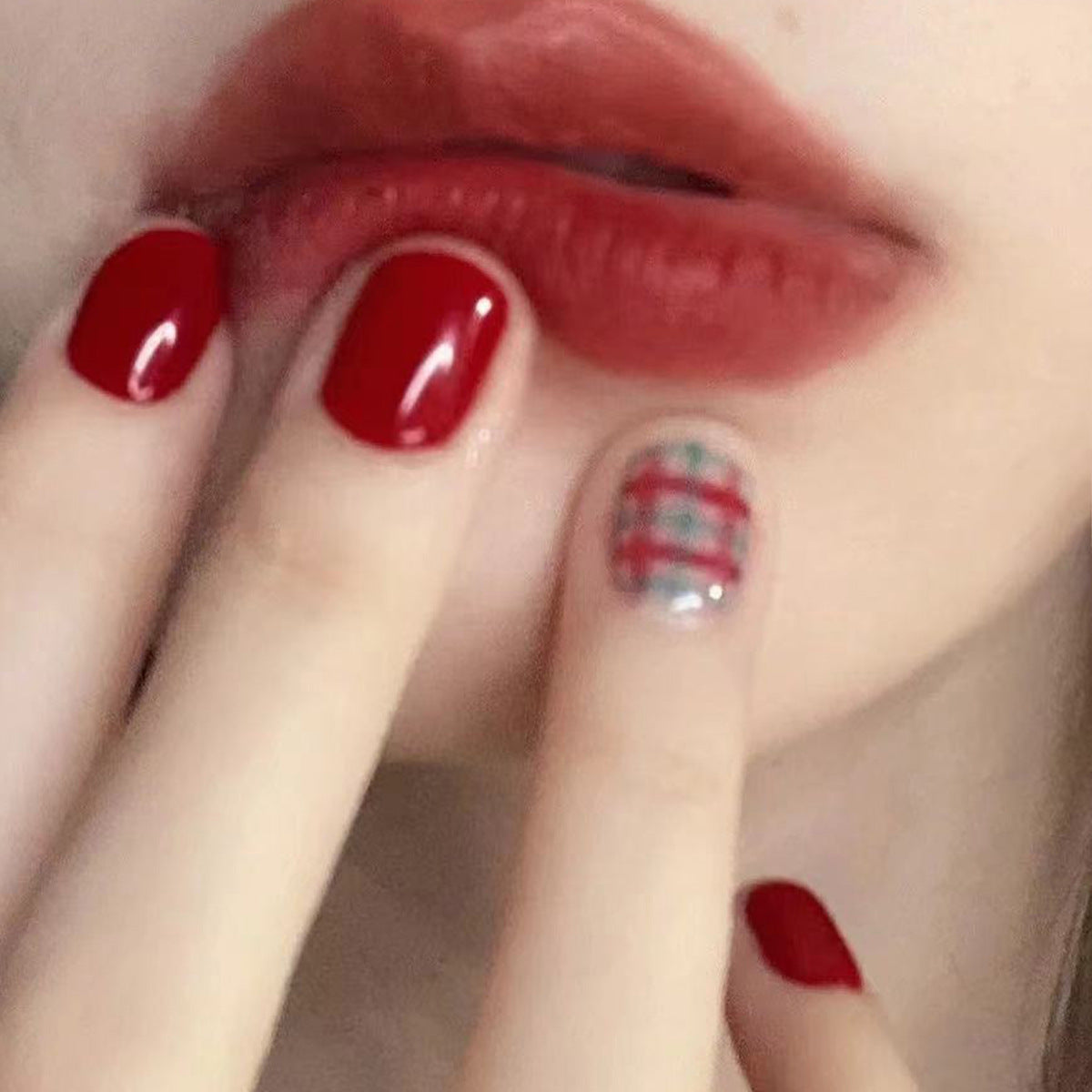 Kunstvolle Nagelverlängerungen mit elegantem Blattmuster Brehn