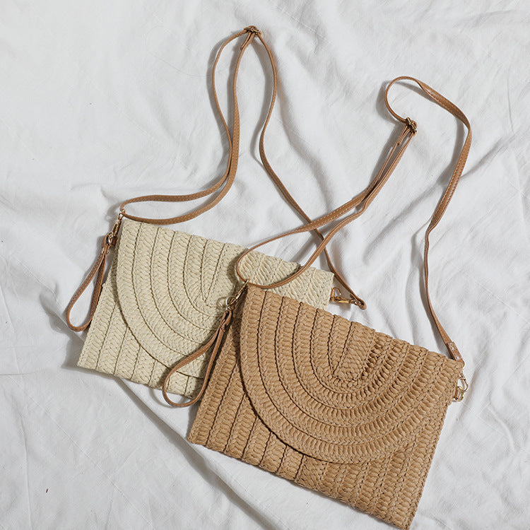 Handtasche Aus Hochwertigem Geflochtenem Bast mit Elegantem Klappenverschluss Brehn