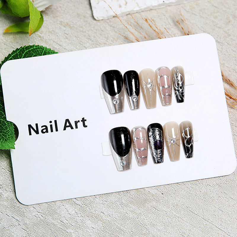 Kunstvolle Nagelspitzen mit eleganten Mustern Brehn