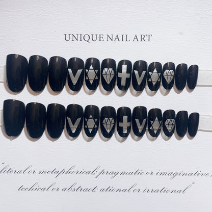 Künstlerisches Press-On-Nagelset mit geometrischen und symbolischen Designs