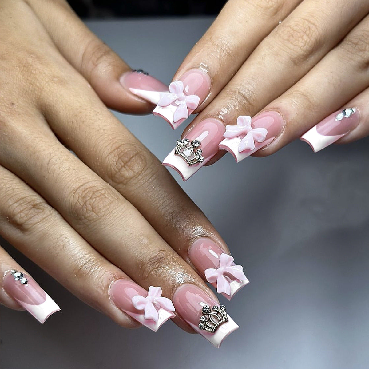 Elegante mit Krone verzierte Nagelkunstverlängerungen Brehn