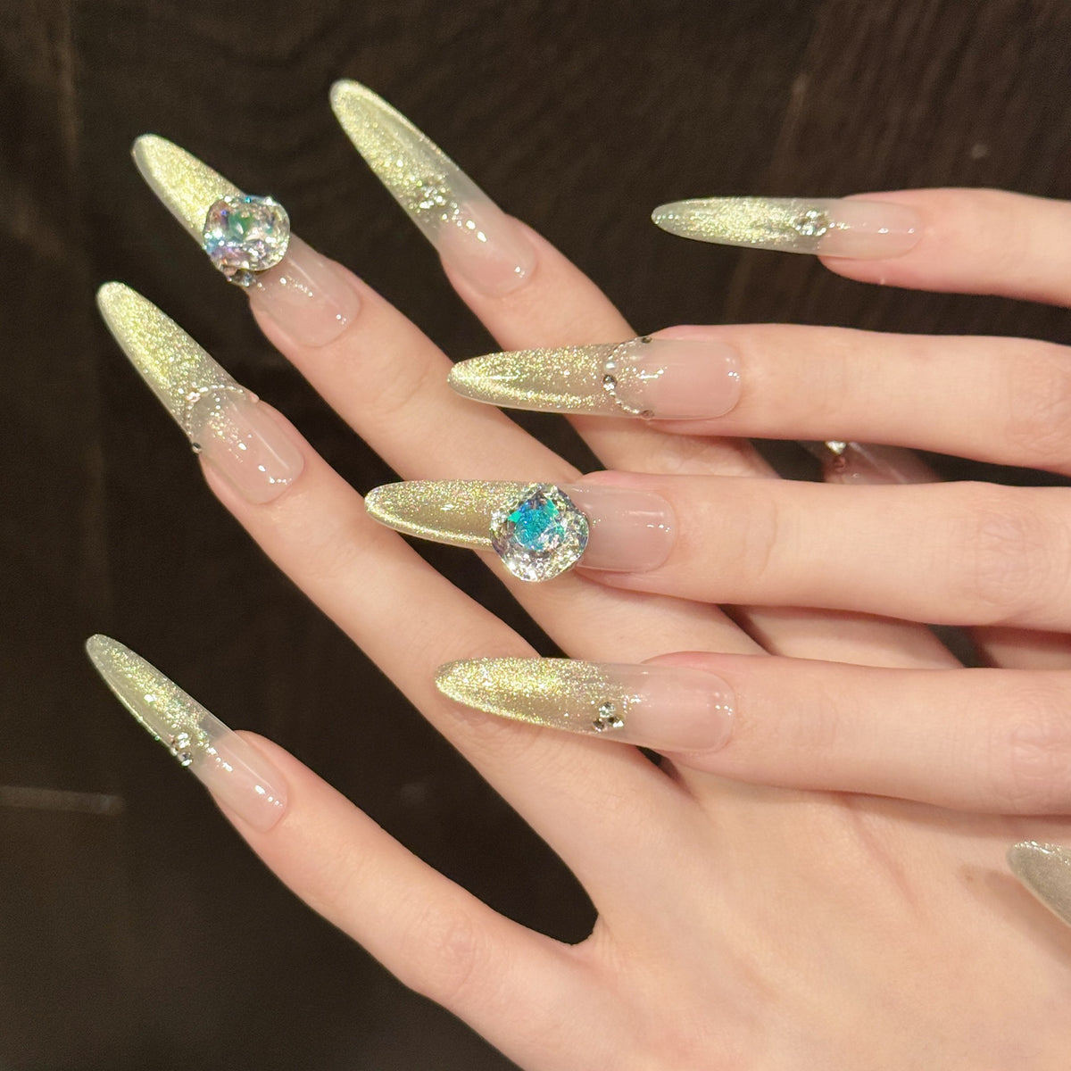 Dekoratives Press-On-Nagelkunstset mit funkelnden Akzenten
