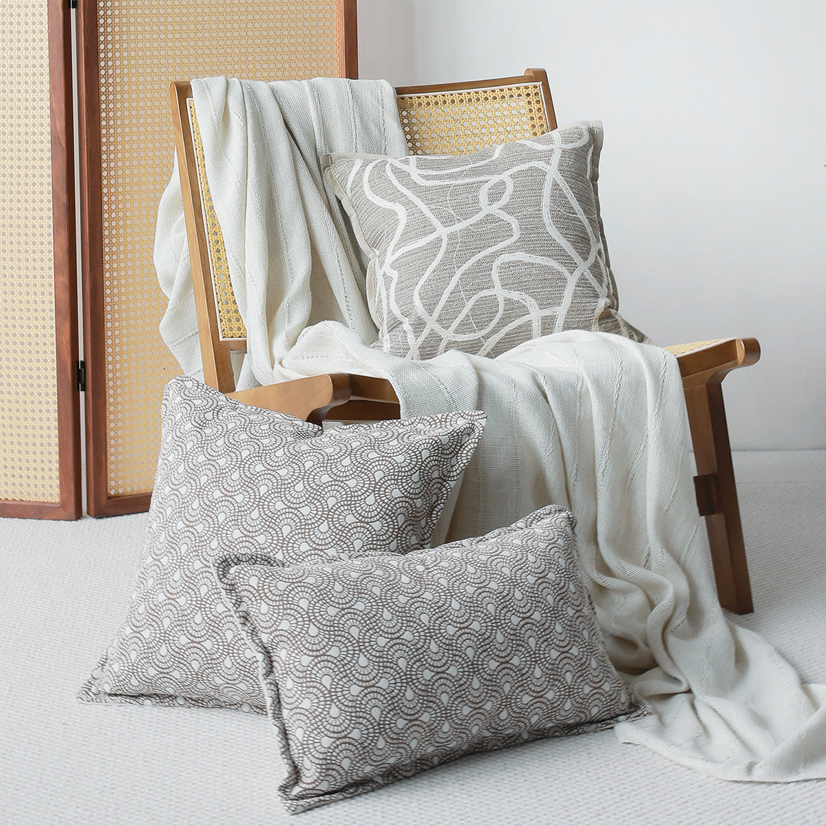 Elegantes Kissen mit modernem Strukturmuster