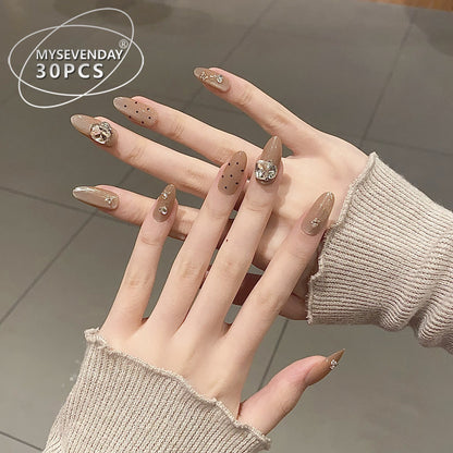 Elegantes Stiletto Press-On-Nagelset mit Kristallakzenten Brehn