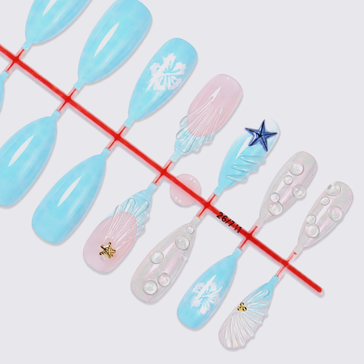 Kunstnagelset mit maritimen Motiven und zarten Akzenten Brehn