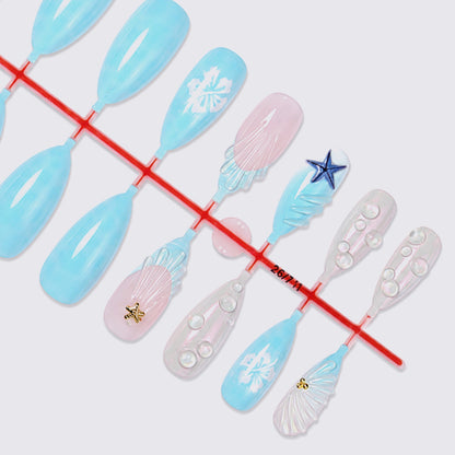 Kunstnagelset mit maritimen Motiven und zarten Akzenten Brehn