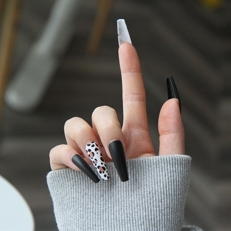 Kunstnagelset mit trendigem Leopardenmuster und elegantem mattem Finish Brehn