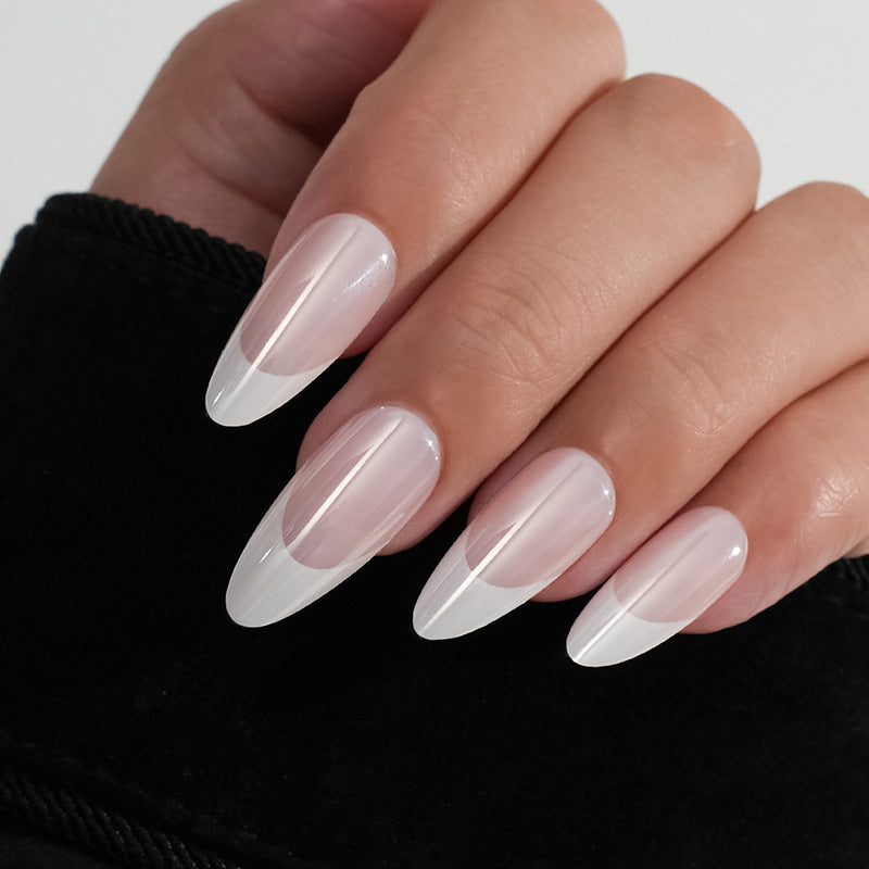 Künstliche Nagelspitzen mit Elegantem French-Tip Brehn