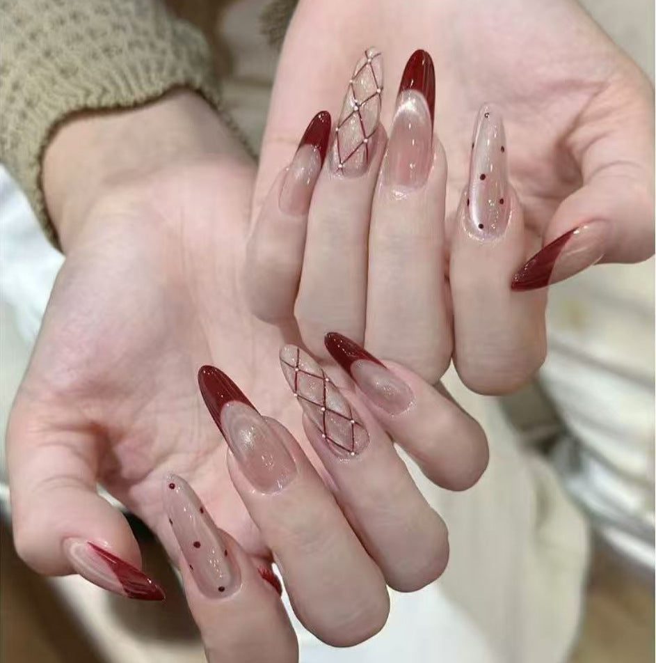 Elegantes Stiletto-Nagelset mit aufwendigen Designs Brehn