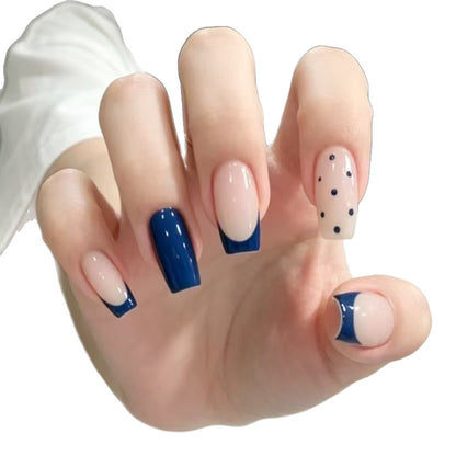 Stylische French Tip Nagelerweiterungen
