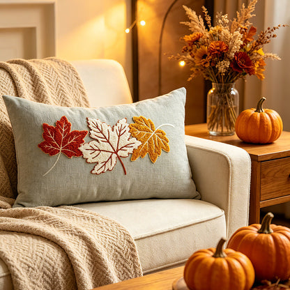 Gestickter herbstlicher Ahorn-Lendenkissenbezug mit strukturiertem Chenille-Blattapplikation