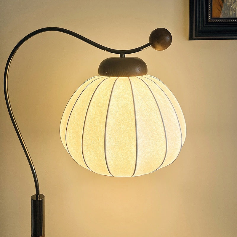 Moderne gebogene Stehlampe mit verstellbarem Schirm