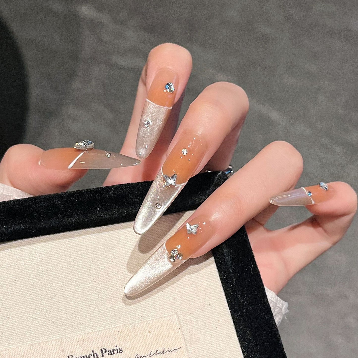 Elegante Press-On Nagelverlängerungen mit Juwelenakzenten Brehn