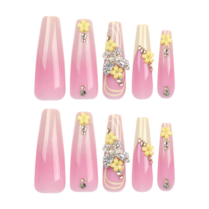 Kunstvolle Nagelkunst mit Blumen- und Schmetterlingsakzenten Brehn