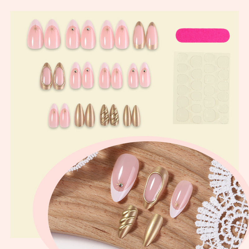 Dekoratives Press-On Nagelkunstset mit hochwertigen goldenen Akzenten Brehn