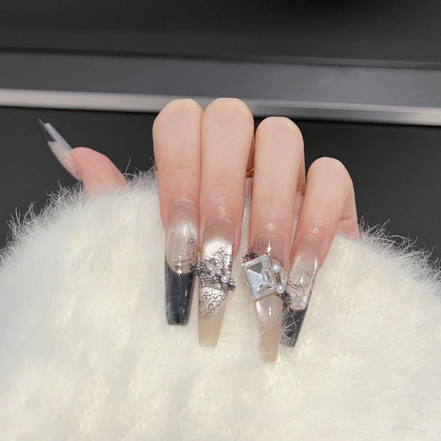Künstlerisches Press-On-Nagelset mit einzigartigen Spitzen- und Edelsteinakzenten Brehn