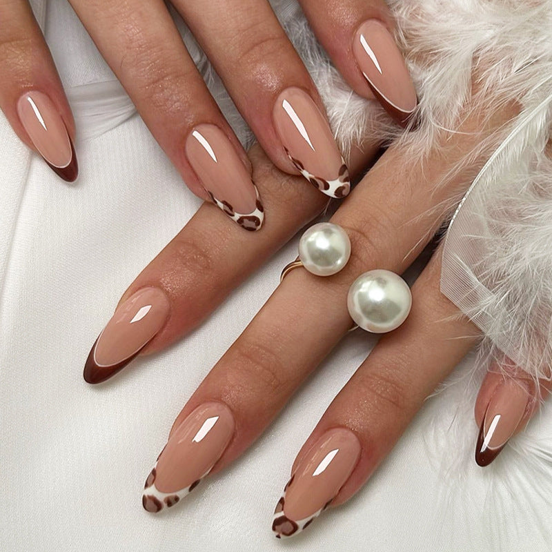 Stilvolles Press-On Nagelkunst-Set mit modernen Designs Brehn