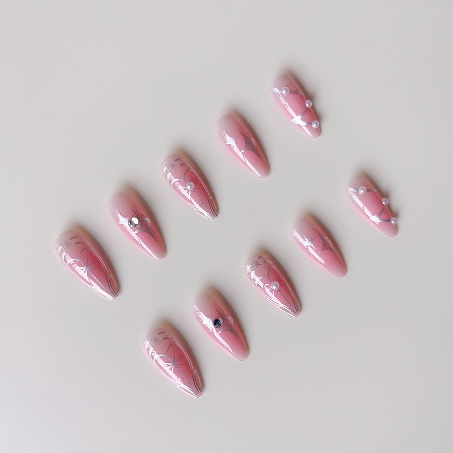 Kunstnagelset mit elegantem 3D-Design und glamourösen Akzenten Brehn