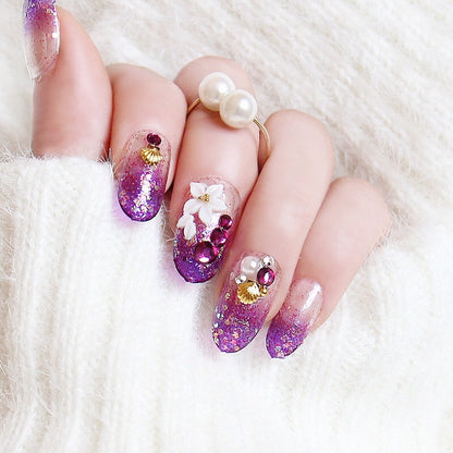 Künstlerisches Press-On-Nageldesign mit Glitzer und floralen Akzenten