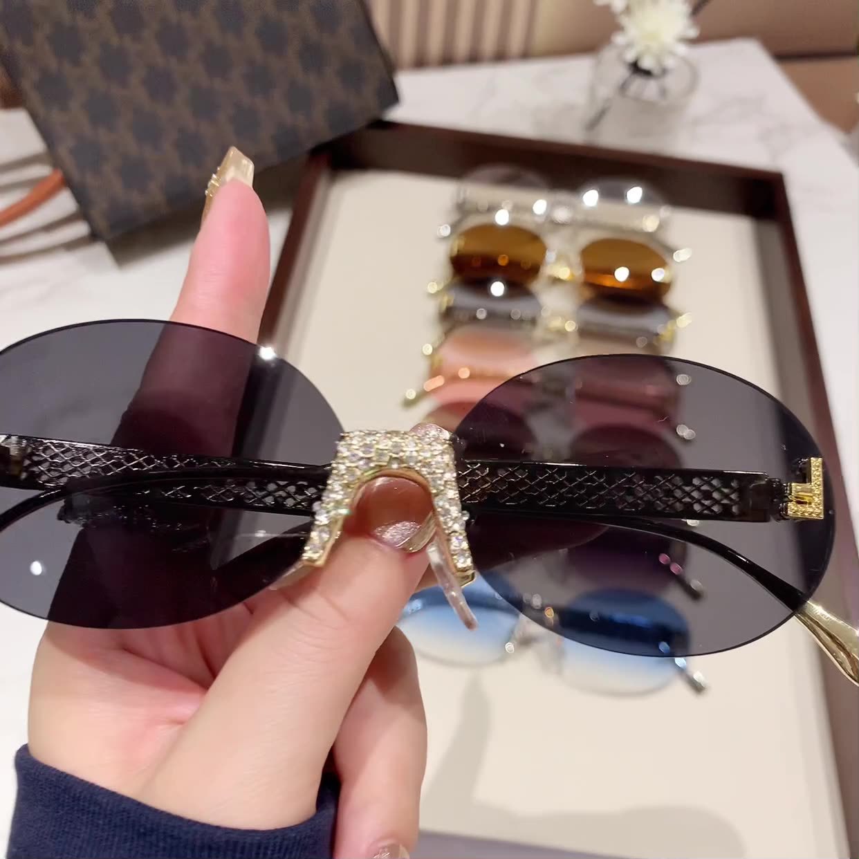 Damen Sonnenbrille mit glitzerndem Rahmen und ovalen Gläsern Brehn