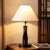 Elegante gedrehte Basistischlampe