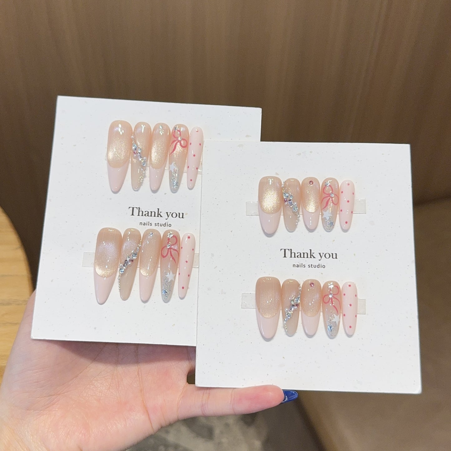 Kreative Kunstnagelspitzen mit Glitzerakzenten Brehn