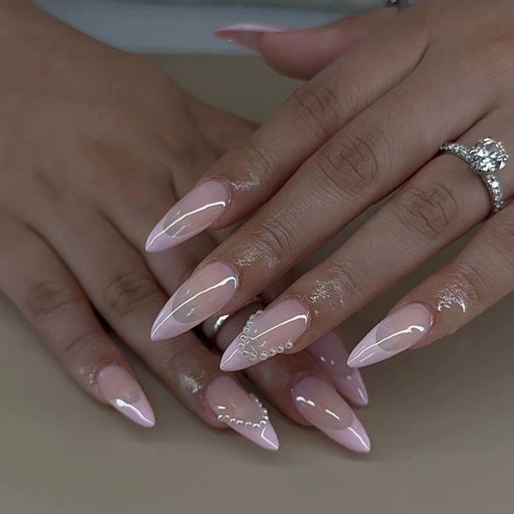 Elegante Kunstnagelspitzen mit Glitzer- und Perlverzierungen Brehn