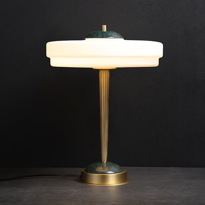 Moderne Minimalistische Tischlampe mit elegantem Globus-Design