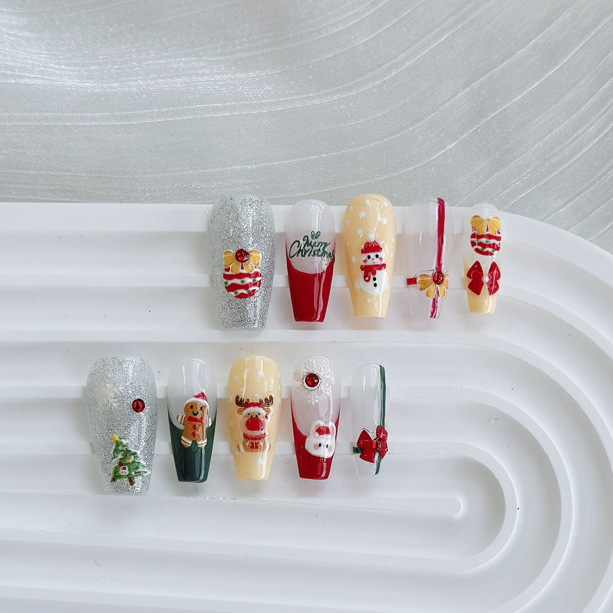 Künstlerisches Press-On Nagelkunstset mit Herz- und himmlischen Designs
