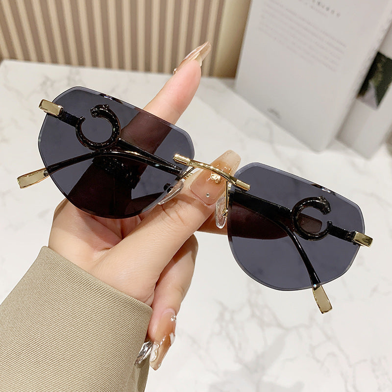 Damen trendige schicke Sonnenbrille im modernen Design mit filigranem Metallrahmen Brehn