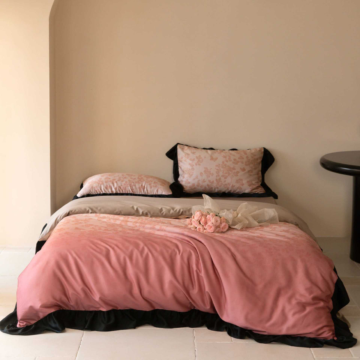Satin-Bettwäschegarnitur mit floralem Mikrojacquard und kontrastiertem Saum